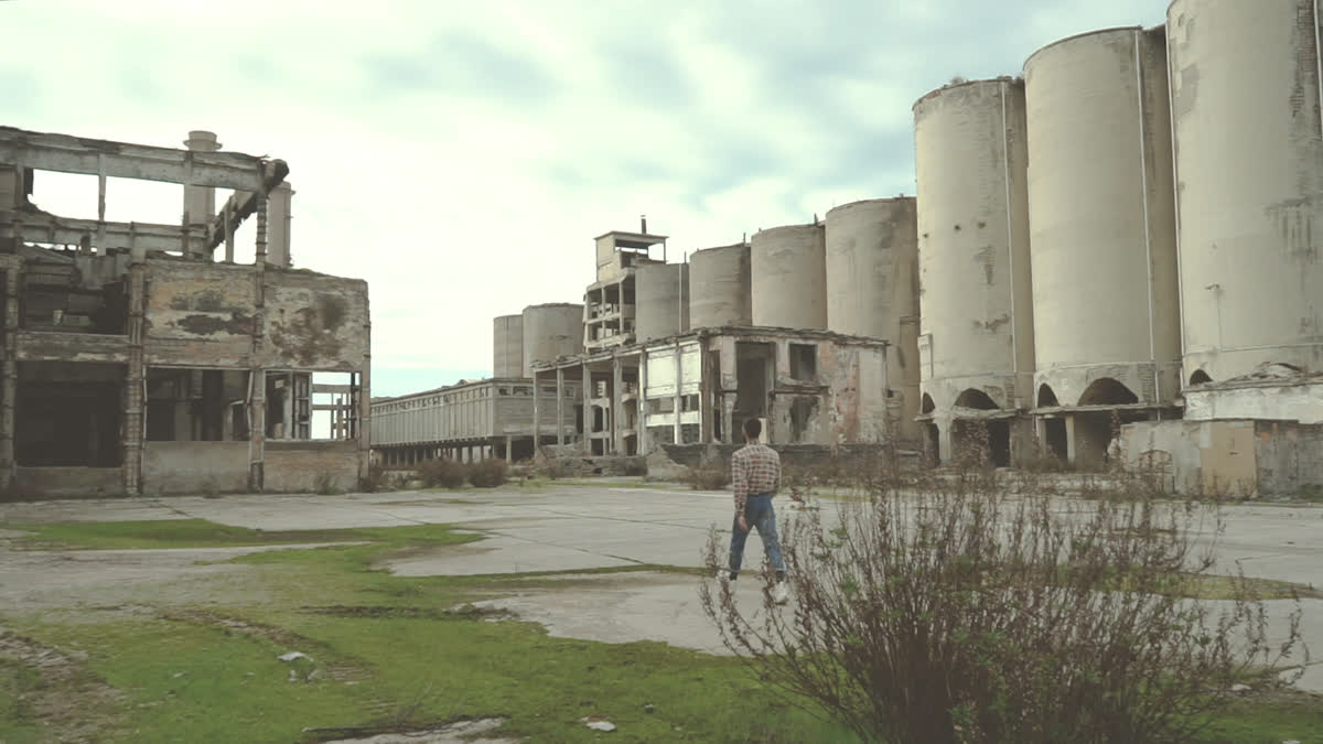 Il complesso industriale abbandonato visto da lontano, con i silos sullo sfondo
