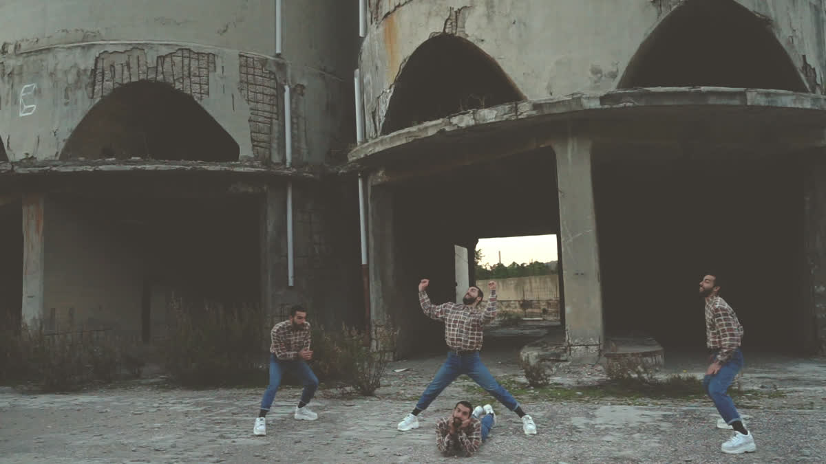 Un salto a stella fra gli archi dei silos, al tramonto