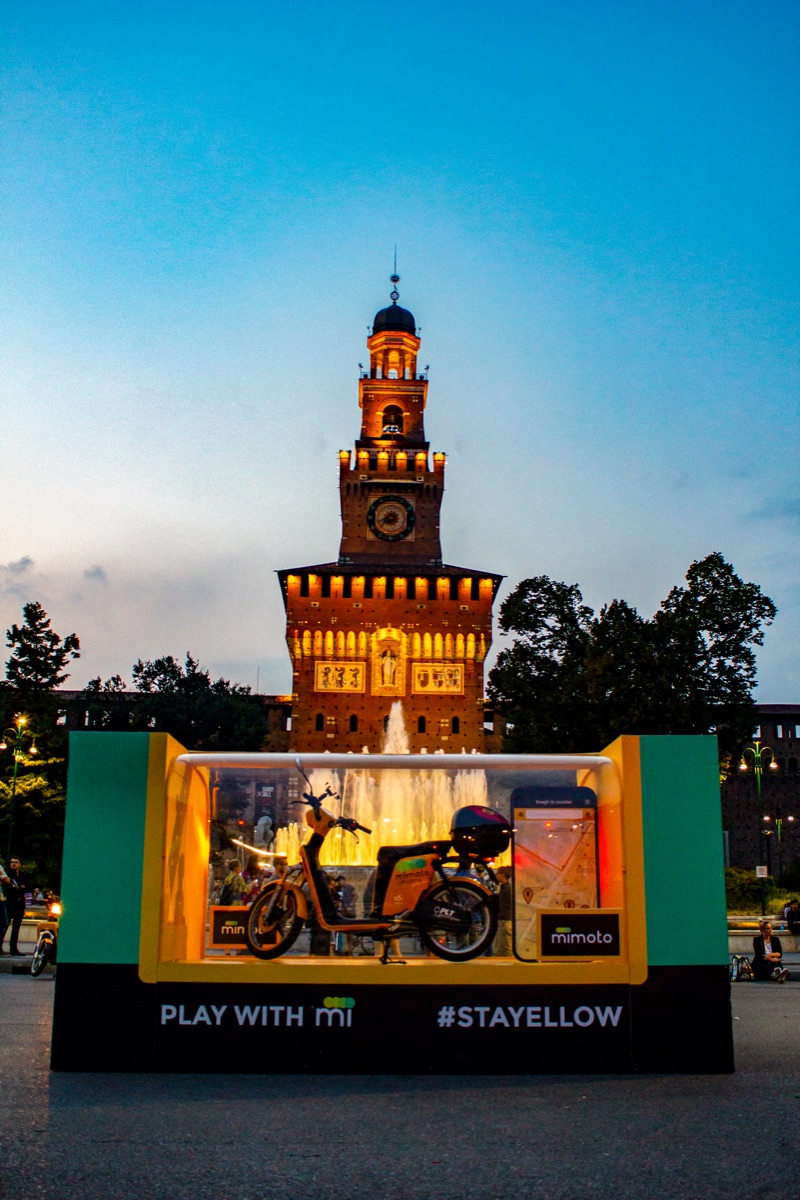 La teca illuminata davanti al Castello Sforzesco, al tramonto