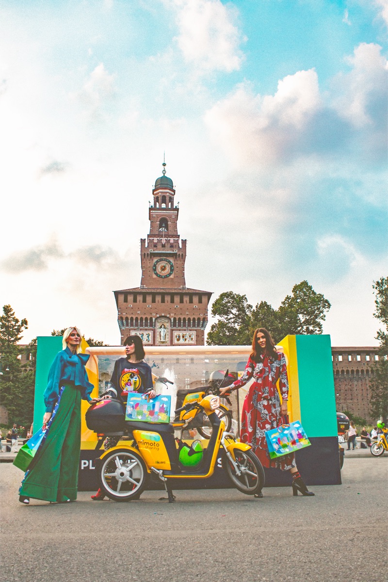 Le modelle accanto alla teca, di giorno, al Castello Sforzesco