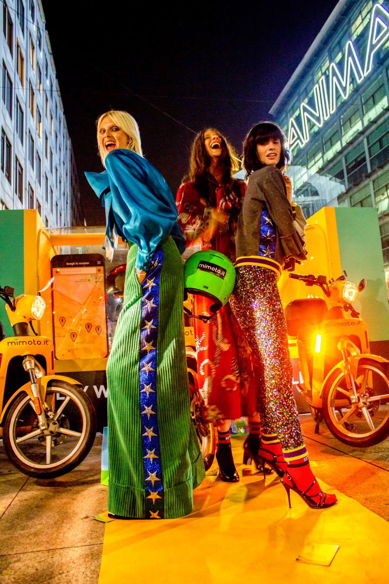 Le modelle davanti alla teca, in Corso Como