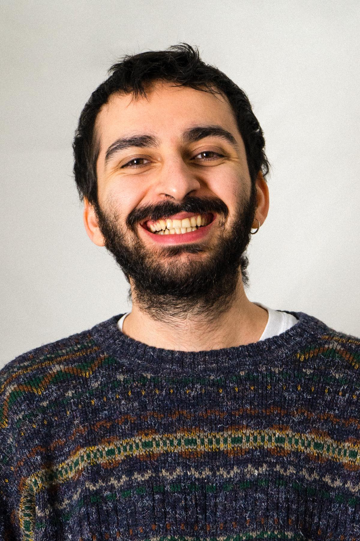 Ritratto in studio su fondo grigio, il sorriso aperto