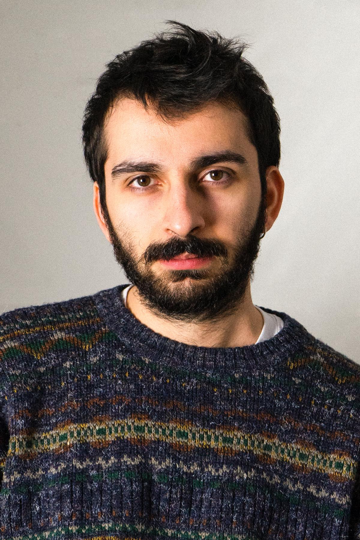Ritratto in studio su fondo grigio, lo sguardo dritto in camera